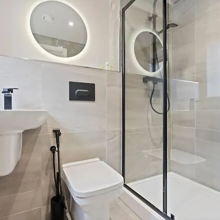 Bright & Spacious Flat In Leeds! * ليدز