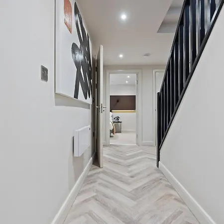 Bright & Spacious Flat In Leeds! شقة