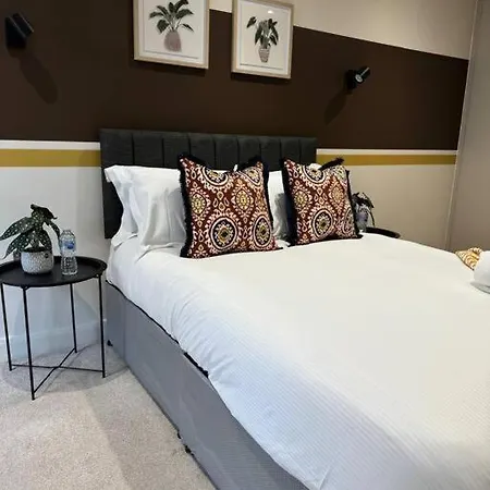 Bright & Spacious Flat In Leeds! ليدز