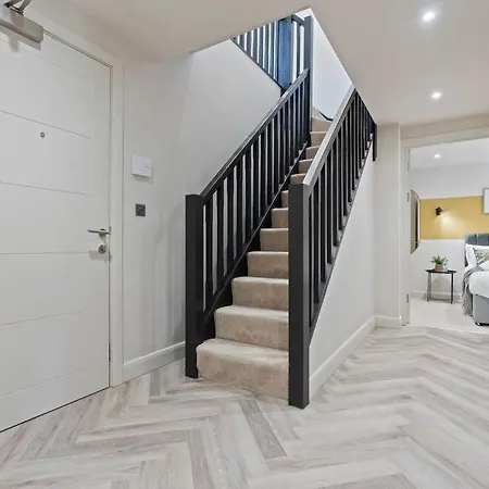 Bright & Spacious Flat In Leeds! شقة ليدز