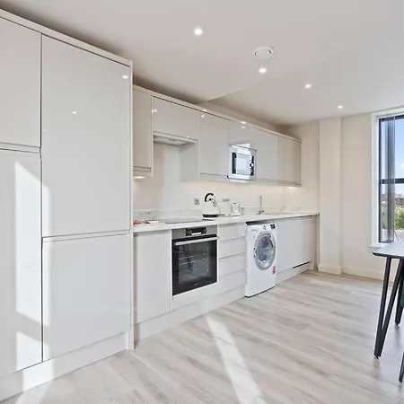 Bright & Spacious Flat In Leeds! *