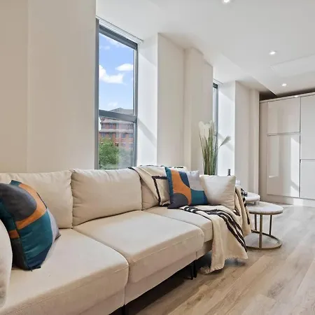 Bright & Spacious Flat In Leeds! * ليدز
