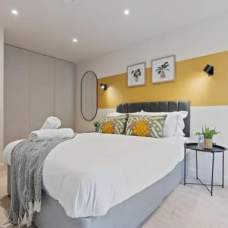 Bright & Spacious Flat In Leeds!