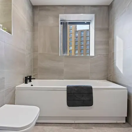 Bright & Spacious Flat In Leeds! *
