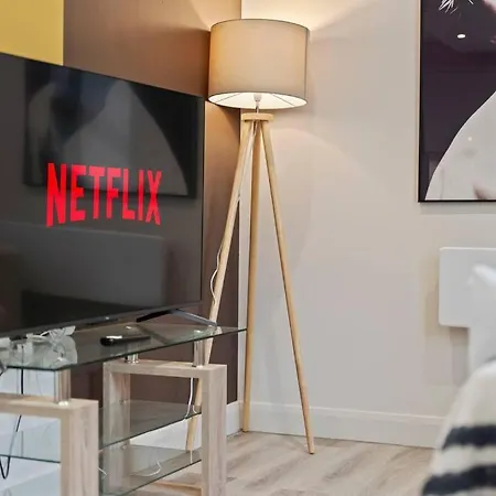 Bright & Spacious Flat In Leeds! ليدز