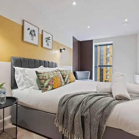 Bright & Spacious Flat In Leeds! * ليدز