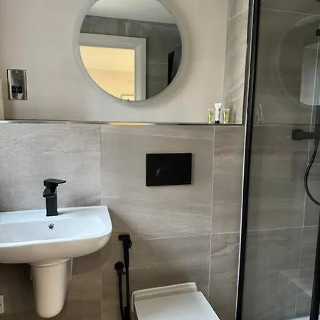 Bright & Spacious Flat In Leeds! شقة