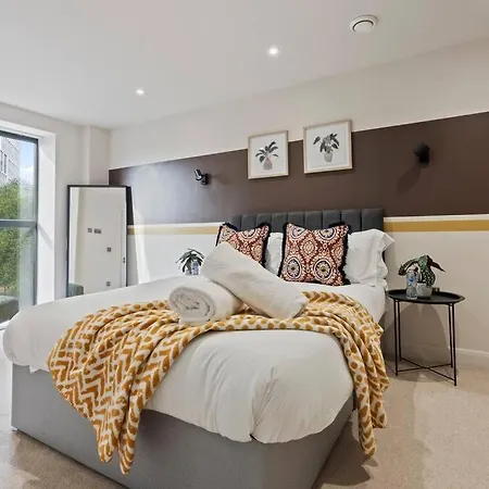 Bright & Spacious Flat In Leeds! شقة *