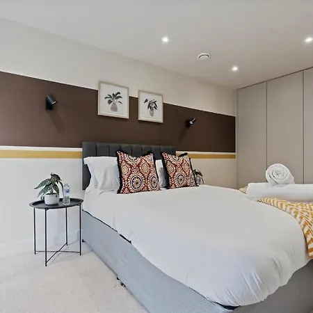 Bright & Spacious Flat In Leeds!