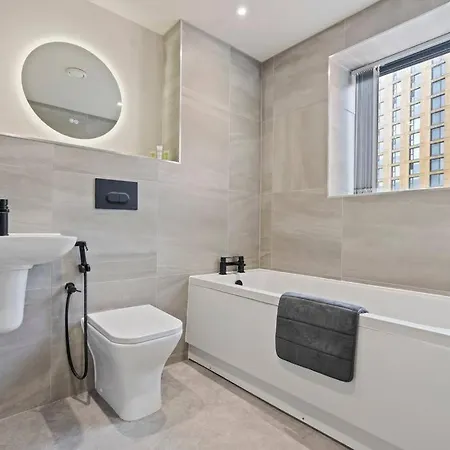 Bright & Spacious Flat In Leeds! شقة *