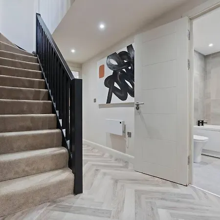 Bright & Spacious Flat In Leeds! شقة ليدز
