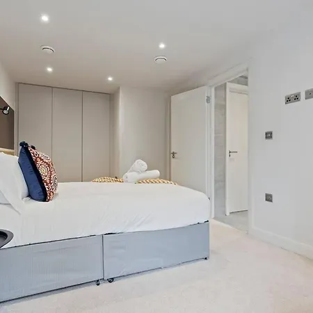 Bright & Spacious Flat In Leeds! *