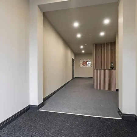 Bright & Spacious Flat In Leeds! ليدز