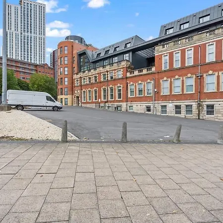 Bright & Spacious Flat In Leeds! * ليدز