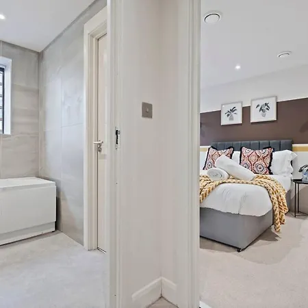 Bright & Spacious Flat In Leeds! شقة