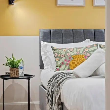 Bright & Spacious Flat In Leeds! ليدز