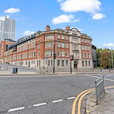 Bright & Spacious Flat In Leeds! ليدز