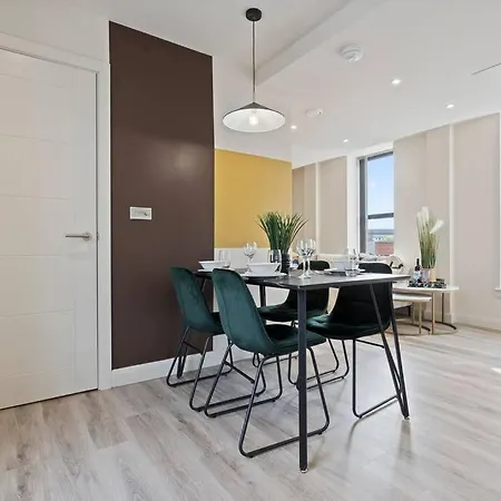 Bright & Spacious Flat In Leeds! شقة